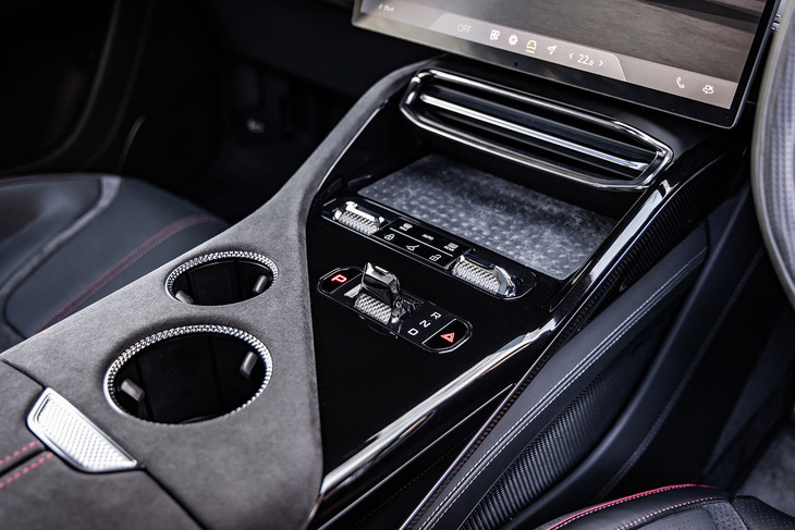 小さなレバー式シフトセレクターの横に、パーキングスイッチとハザードスイッチを配置。センターコンソールの前方にはワイヤレス デバイスチャージャーを標準で装備する。インフォテインメントシステムは「Apple CarPlay」と「Android Auto」に対応している。