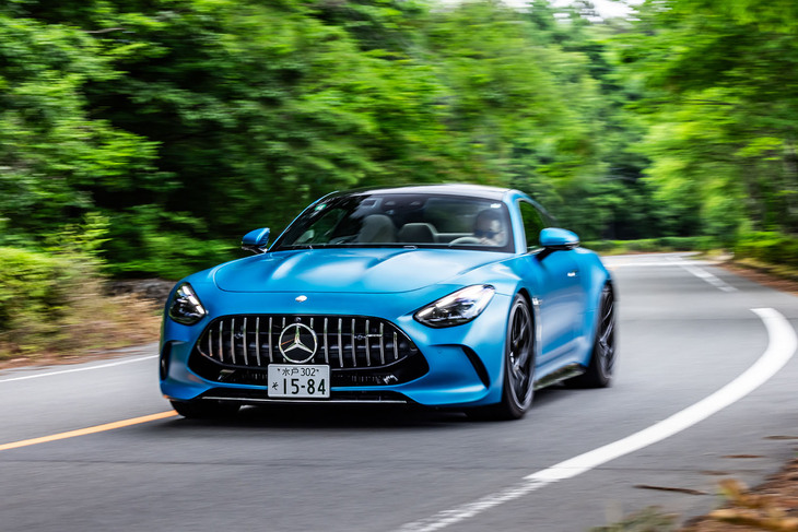 ドライビングモードの設定速度に合わせて、アンダーボディーに配置された軽量なカーボンファイバーパーツが約40mm下降する「アクティブエアロダイナミクスシステム」を標準で装備している。