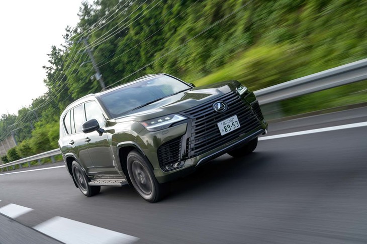 プラットフォームは独立ラダーフレームの「GA-F」。フレーム自体の軽量化に加えて、ドアパネルとボンネット、ルーフにアルミを採用することで先代モデルから200kgのダイエットを実現している。