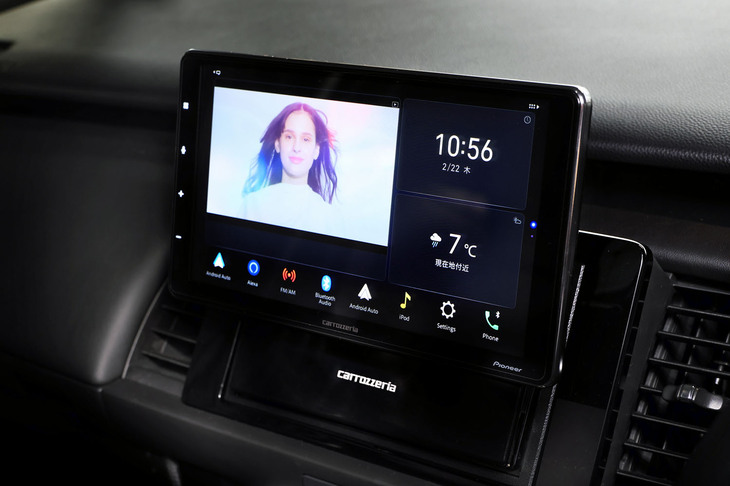 画面上には複数のコンテンツ・情報が分割表示できる。各所の要素はユーザーの好みに応じて変更可能だ。