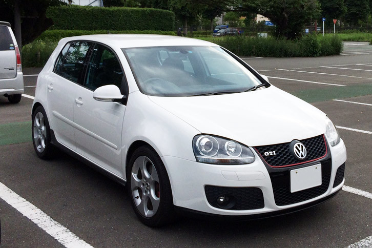 webCG藤沢青年の「フォルクスワーゲン・ゴルフGTI」。ワッペングリル時代のゴルフって、なんかいいよね。今のシュッとした顔もキライではないが。