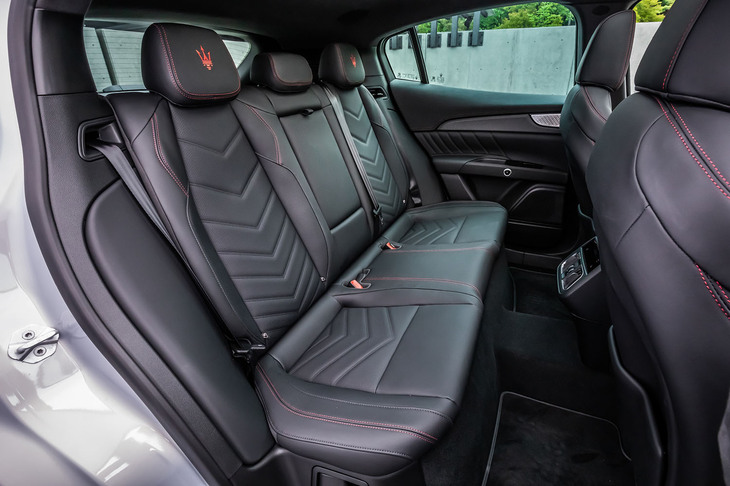 前席と同じく、職人の手縫いで仕立てられる後席。背もたれには40：20：40の分割可倒機構が備わる。座面は前席よりも高い、いわゆるスタジアムシートレイアウトが採用される。