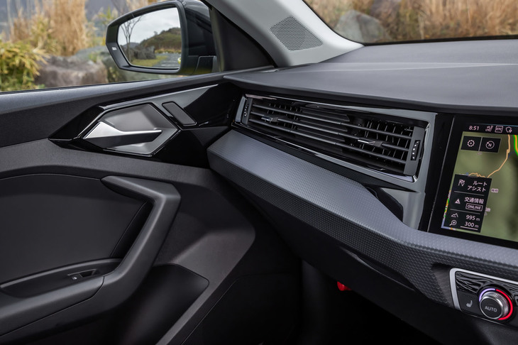 立体的な造形のダッシュボードまわり。センターコンソールの中央部分がモニターで占められているため、エアコンの吹き出し口は助手席前に配置される。