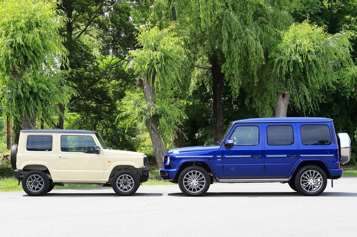 大人と子供ほどもボディーサイズに差のある「スズキ・ジムニー」（左）と「メルセデス・ベンツGクラス」。