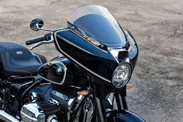 フロントフォークにマウントされた大型のフロントカウルは「R18TC」と同じながら、背の低いスクリーンを採用。トップケースのないリアまわりの意匠とも相まって、軽快感を演出している。