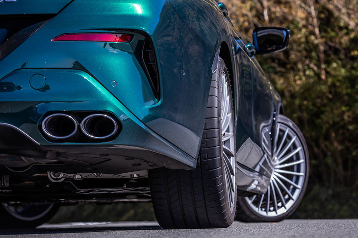 低速域での俊敏なハンドリングと高速域での走行安定性を同時に高めるという、後輪操舵システム「インテグレーテッドアクティブステアリング」を搭載。後輪は最大で左右それぞれ2.3度操舵される。