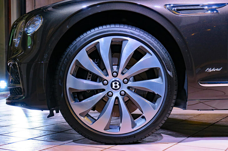 ベントレー・フライングスパー ハイブリッド（タイヤ＆ホイール）
