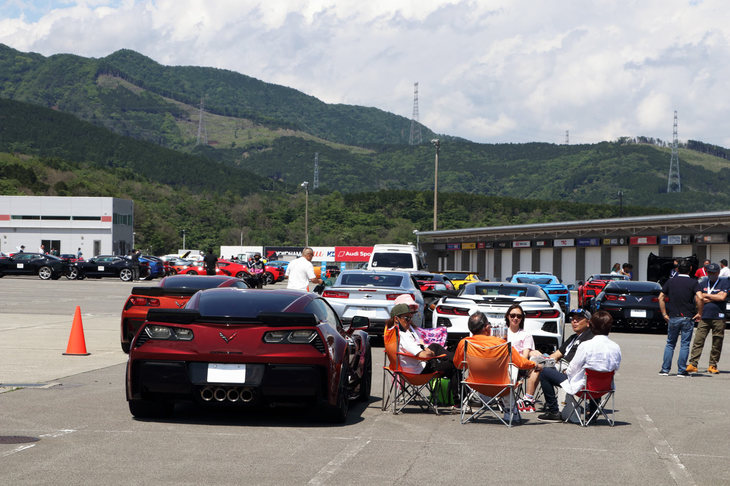 Aパドックの駐車エリアにて、愛車とともにのんびりとくつろぐオーナーたち。他の参加者の愛車を鑑賞したり、シボレー談義に花を咲かせたりと、それぞれが自由にシボレーファンの集いを楽しんでいた。