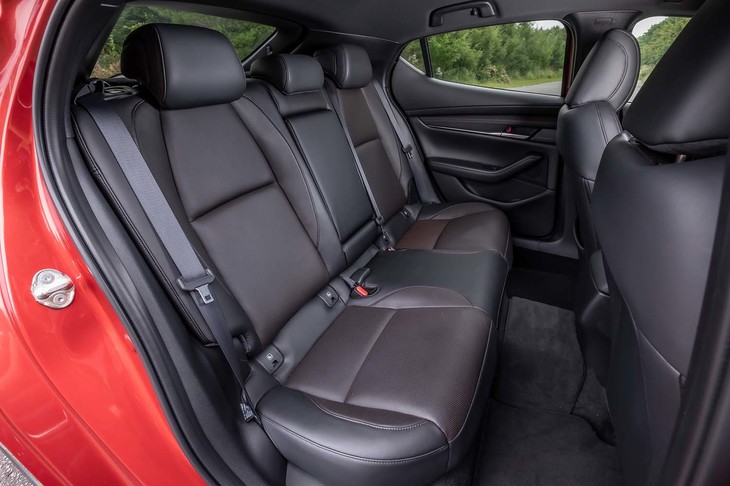 後席は、ヘッドルームに余裕があるとはいえないが、ストレスなく大人2人が移動できる空間が確保されている。「セダン」の方が「ファストバック」よりも広そうだが、実際は両モデルの居住空間の数値にほとんど差はない。背もたれは60：40分割可倒機構を備える。