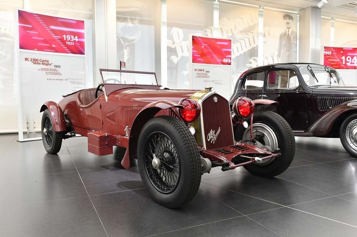 国内で無敵となったアルファ・ロメオがルマンなど国外レースの制覇を目指して生み出したのが「8C 2300」シリーズ。ツーリングカーを排除して2シータースーパースポーツカーのみという点からも気合の伝わるモデル。2336cc直8 DOHCスーパーチャージャー付きアルミ製エンジンは当時の新設計。潤滑はドライサンプ。もくろみ通り、ルマンを含めレースシーンで暴れまわった。写真は32年の「8C 2300 コルトミッレミリア」 。