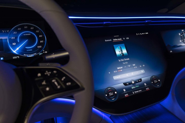 「MBUXハイパースクリーン」のセンターディスプレイではメニューを掘り下げずとも必要な項目に到達できる「ゼロレイヤー」を実現。AIの学習能力を使い、ユーザーに先回りして必要な機能を必要なときに表示するようになっている。