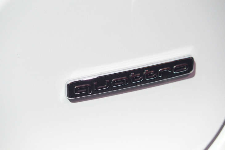 Q6 e-tronクワトロ（リアエンブレム）