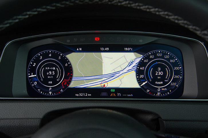 12.3インチのフル液晶メーターパネル「Active Info Display」を標準装備する。このほか純正インフォテインメントシステム「Discover Pro」など、他グレードではオプションとなる装備の多くが「R」では標準設定となる。