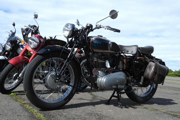 スゴいクラシックなバイクがいるぞと思ってオーナー氏に話を聞いたところ、実はこちらは1996年式の「バレット500」。フロントのガーターフォークは1940年代の代物をイギリスから取り寄せて、なんと自身で取り付けたという。「すみません。そんなに古いモデルじゃなくて……」と恐縮されていたが、いやいや、スゴいですよ！