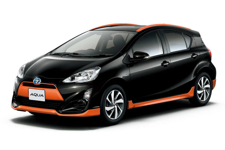 「トヨタ・アクアXアーバン」。ボディーカラーはブラックマイカ×オレンジメタリック。