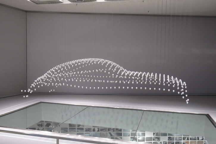 天井からつられた無数の金属球が上下に動き、歴代BMW車のスタイリングを浮かび上がらせるオブジェ。