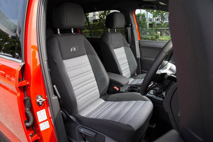 「R」のロゴが刺しゅうされた、「TSI Rライン」専用のファブリックシート。