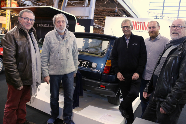 ブースに姿を見せていた、往年のダカール・ウィナーであるクロード・マロー氏（写真左から2人目）。自身がラリーで活躍していた1980年代前半を「パワー全盛の時代」と振り返った。