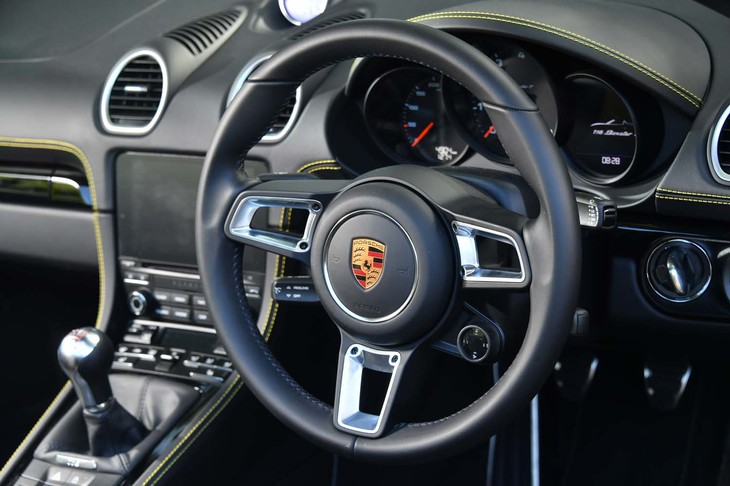 スポークが肉抜きされた「GTスポーツステアリングホイール」を装備。「スポーツクロノパッケージ」が標準のため、ドライブモードセレクターも付いている。