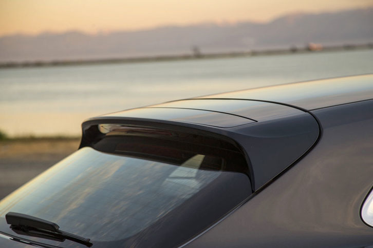 可動式のルーフスポイラーは、走行モードや車速に応じて、フィンの傾斜角を自動的に変化させる。