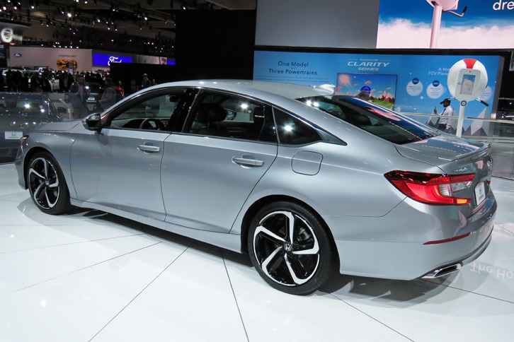 独立したトランクを持ちながら、ハッチバックやクーペを思わせるスタイリングとするのが、今の北米におけるセダンのトレンドのようだ。