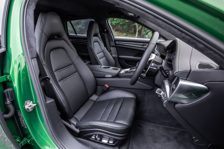 試乗車は、オプションとなるブラックのスムーズレザー仕上げインテリアを選択。前席はベンチレーション機能付きの14ウェイパワーシートとなる。