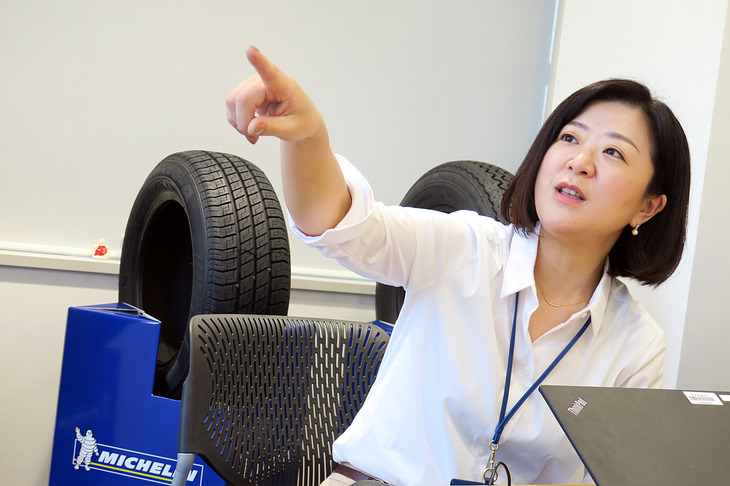 パワーポイントで「MXV3-A」のターゲット車種を紹介する鈴木さん。「アルファ・ロメオ75」に「アウディ・クワトロ」「シトロエンBX」、日本車では「いすゞ・ピアッツァ」「日産パルサー」と、懐かしい車名が並び、大いに盛り上がった。