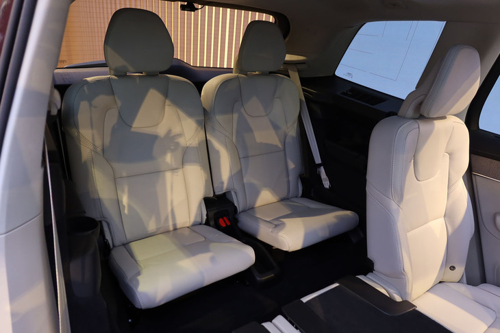 ボルボXC90 T8 AWDプラグインハイブリッド（3列目シート）