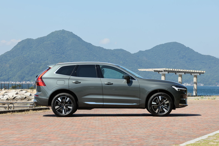 今回試乗した「ボルボXC60ウルトラB5 AWD」のボディーサイズは全長×全幅×全高＝4710×1900×1660mmで、ホイールベースは2865mm。上級グレードのPHEVよりも15mm全幅が狭い設定だ。
