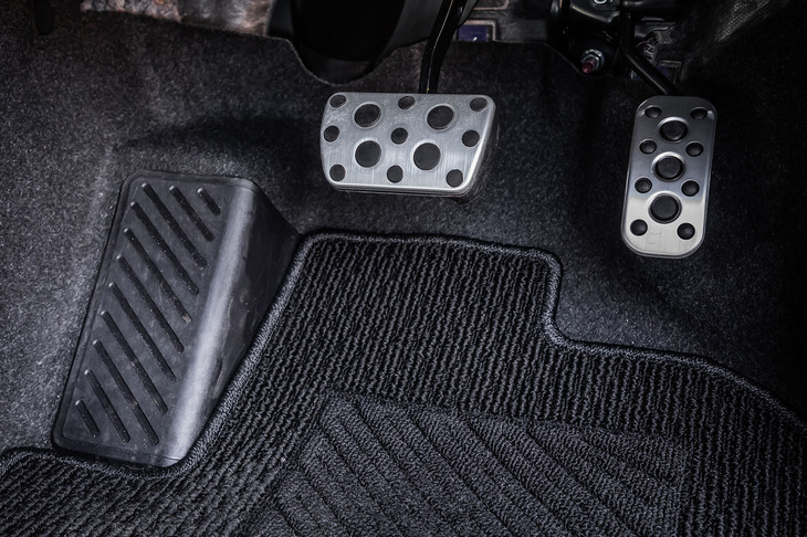 ゴム製のすべり止めが組み込まれたアルミ製のアクセル＆ブレーキペダルを標準で装備。これらは純正アクセサリーや他グレードのオプションアイテムとしても用意されない、「ヤリス クロスGRスポーツ」の専用アイテムとなる。