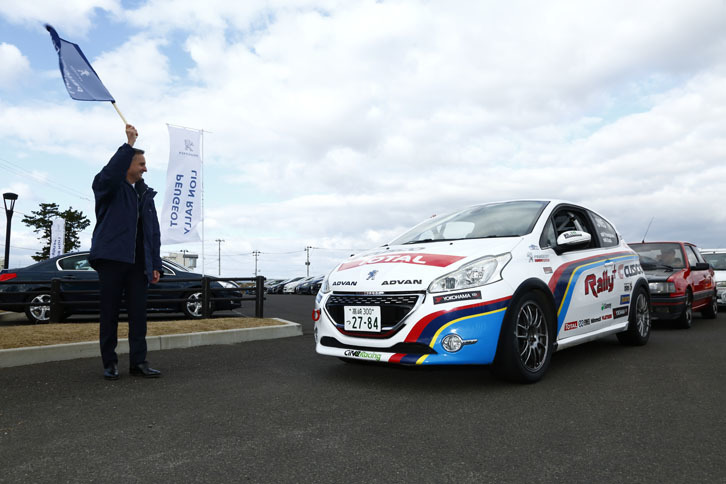 先導車は「プジョー208GTi」。ドライバーは今季の全日本ラリー選手権でシリーズ2位の川名 賢選手。