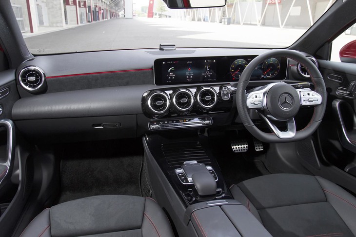 2段になったダッシュボードが特徴的なインテリア。ジェットエンジンのタービンを模したエアコン吹き出し口も特徴的。