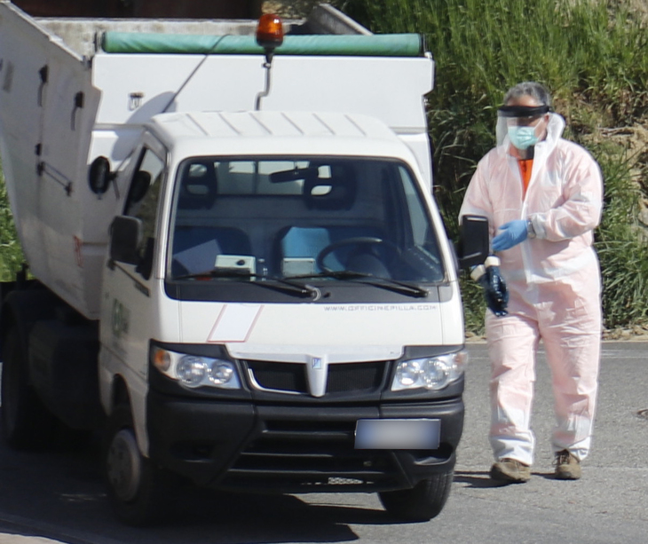 ごみ収集車の職員も防護マスクで業務にあたっている。筆者撮影。