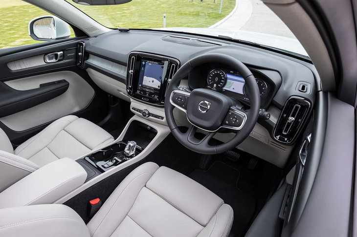 最上級グレードの「インスクリプション」には、外装色に応じて4種類の内装色が用意される。テスト車にはツートンカラーの「チャコール／ブロンド」が用いられていた。