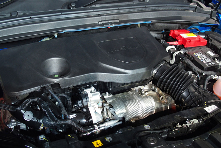 アルファ・ロメオ初となるマイルドハイブリッドパワートレインを搭載。最高出力160PSの1.5リッター直4直噴ターボエンジンと、同20PSの48Vモーター内蔵した7段デュアルクラッチトランスミッション、ベルトスタータージェネレーター、リチウムイオンバッテリーで構成される。