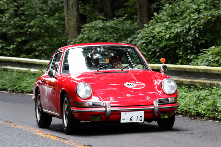 このナローポルシェは「911」ではなく、そのボディーに「356」用の1.6リッターOHVのフラット4を積んだ1968年「912」。しかも当時のインポーターだった三和自動車が正規輸入した右ハンドル、右ウインカー仕様という超レア車。