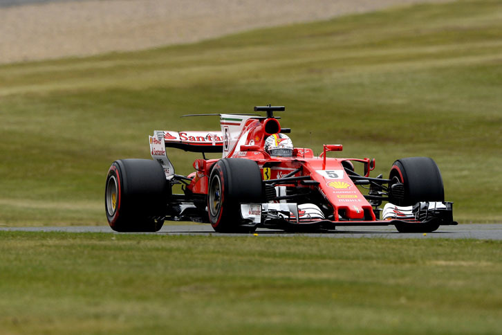 3番グリッドからスタートでマックス・フェルスタッペンのレッドブルに抜かれ4位。ベッテル（写真）のイギリスGPは、優勝争いではなく、フェルスタッペン、そしてレース後半のボッタスとのポジション争いに追われた。4位走行中、チームメイトのライコネンと同様に左フロントタイヤが破損。パンクしたタイヤでコースの大半を走らなければならず、ピットインの末7位まで順位を落としゴールを迎えた。チャンピオンシップでのポイントリードは20点から激減、わずか1点に。（Photo=Ferrari）