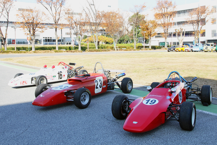 「N360」のパワートレインを使った、1970年代初頭のFL（フォーミュラ・リブレ）も3台展示された。右端が鈴木板金製の「ベルコ96A」、後の2台はハヤシレーシング製の「ハヤシ706H」。