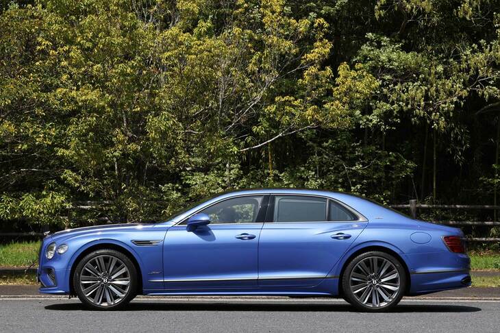 「フライングスパー スピード」のボディーサイズは全長×全幅×全高＝5316×1988×1474mm、ホイールベース＝3194mm、車重は2646kgと発表されている。