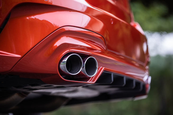 「アルピナスポーツエキゾーストシステム」の左右振り分け4本出しテールパイプフィニッシャー。アルピナの流儀で、リアエプロン内にきっちりと組み込まれている。