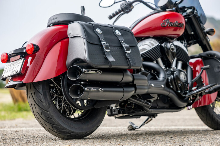 他の「チーフ」シリーズの機種とは大きくデザインの異なる「チーフ ヴィンテージ」だが、同シリーズ向けに用意されるアクセサリーは問題なく装着できる。（写真のマフラーは日本非導入）