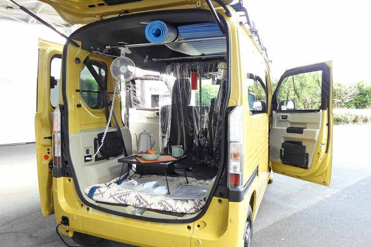 こちらはホンダアクセスの用品を満載したアウトドア……というか“移動式茶の間”仕様。ベース車は4人乗りの上級グレード「e： FUN」で、同車や同じく4人乗りの「e： L4」なら、こうしたパーソナルユースも様になる。