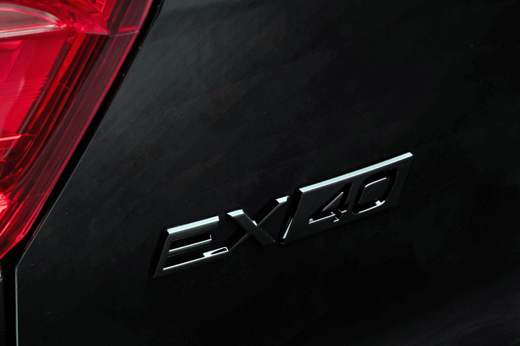 「EX40ウルトラ シングルモーターブラックエディション」のリアにはグロッシーブラックの「EX40」バッジが備わる。