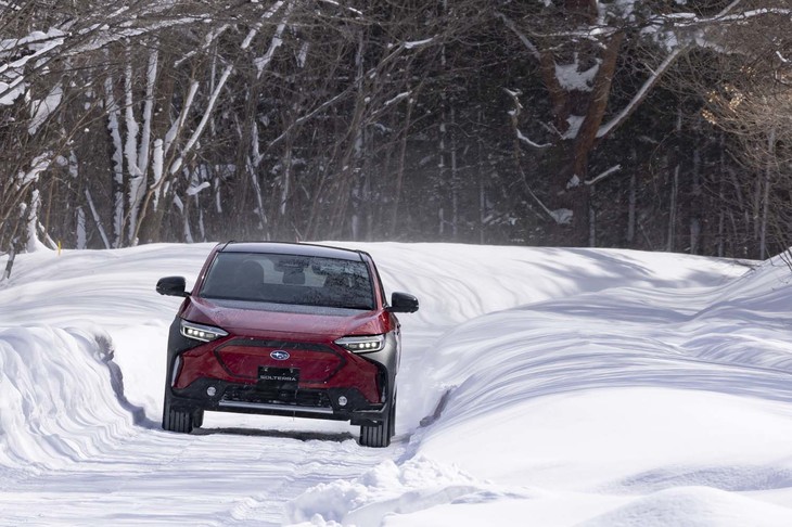 最低地上高は床下にバッテリーを敷き詰めたBEVとしては破格ともいえる210mmを確保。同じスバルの「フォレスター」は220mm。