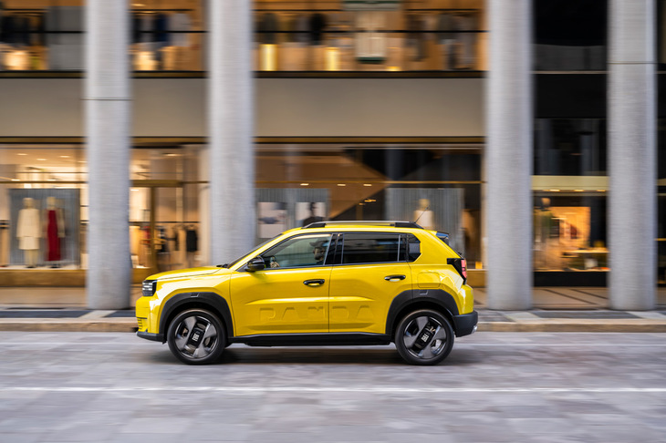 トリノのローマ通りを背景にした公式フォト。全長は4m以下に収められた。ドアハンドルはパンダ史上初めてグリップタイプが採用されている。