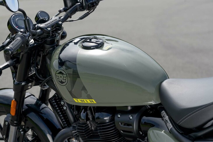 燃料タンクは、今日では珍しいぐらいに素直なデザインの涙滴型。容量は13.8リッターだ。