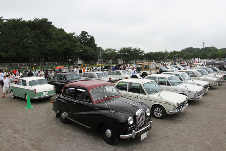 およそ280台のクラシックカーが並んだ会場風景。手前のモデルは日産がライセンス生産した1954年「オースチンA40サマーセットサルーン」。