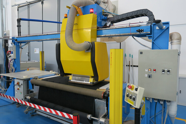 生地にレーザーで穴をあけるパンチング加工の様子。この他にも、裁断や電子溶接、巨大なコンピューターミシンによる刺しゅうなども見せてもらったが、一部は企業秘密ということで、写真撮影はNGだった。