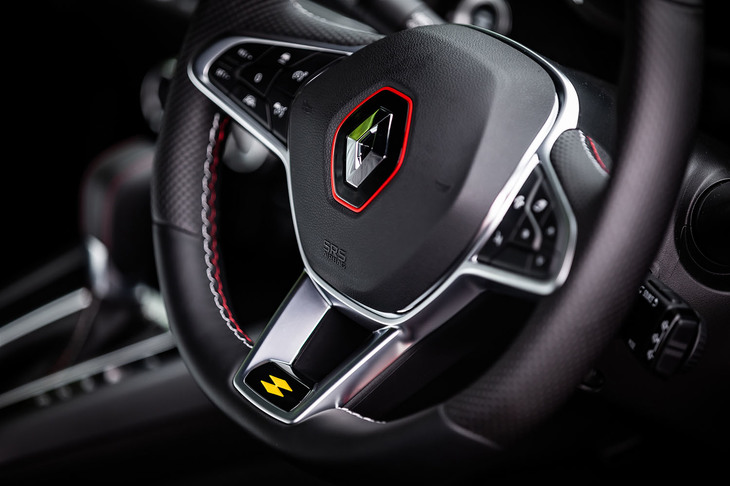 レッドとホワイトのステッチが用いられた、パンチングレザーとスムーズレザー仕立てのステアリングホイールは、「R.S.ライン」のアイテム。ヒーター機能が標準で装備されている。