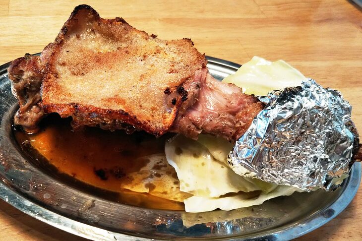 某九州系の居酒屋さんで、朋友とともにいただいた鶏のもも肉。親鳥の肉は硬い（でもうまい）んで、カットしてもらったほうがいいです。記者は無謀にもかぶりつき、歯をぜんぶ持っていかれるかと思いました。